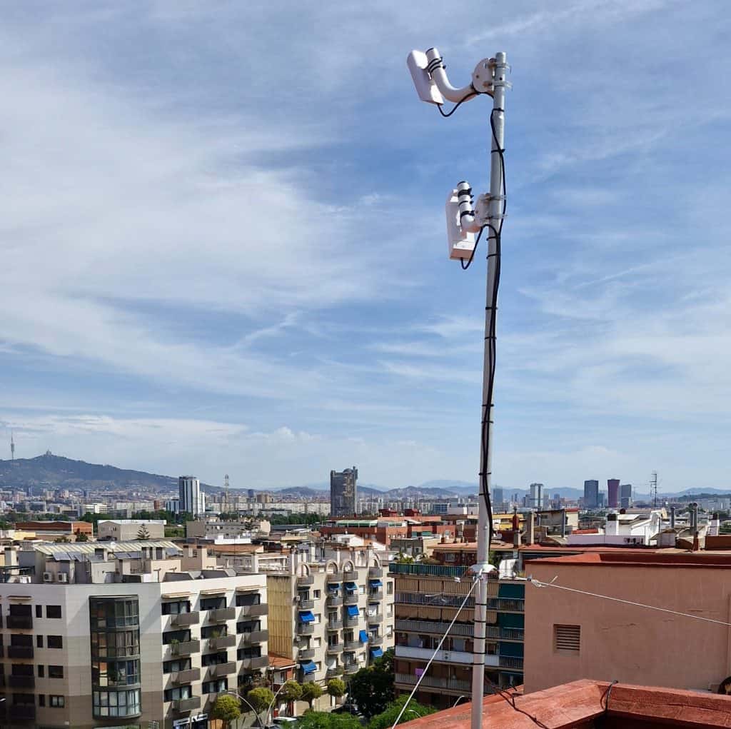 Antenas wifi sobre una ciudad